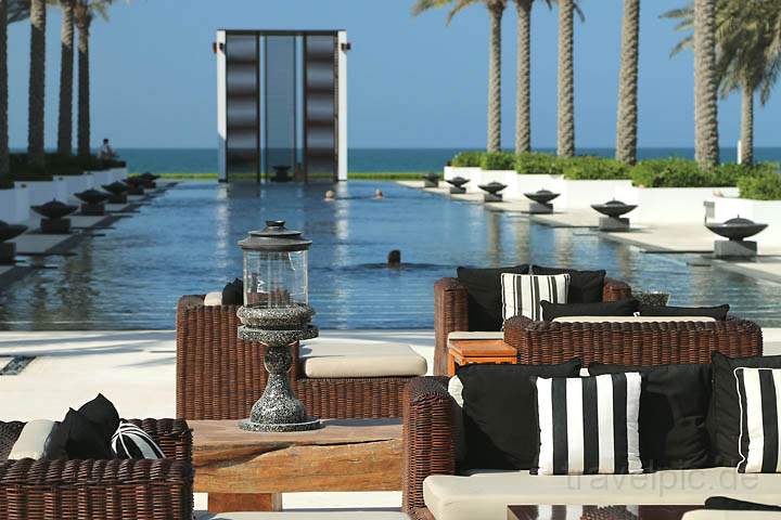 asien_om_031.jpg - Die Lounge am Long Pool des The Chedi Muskat Hotels